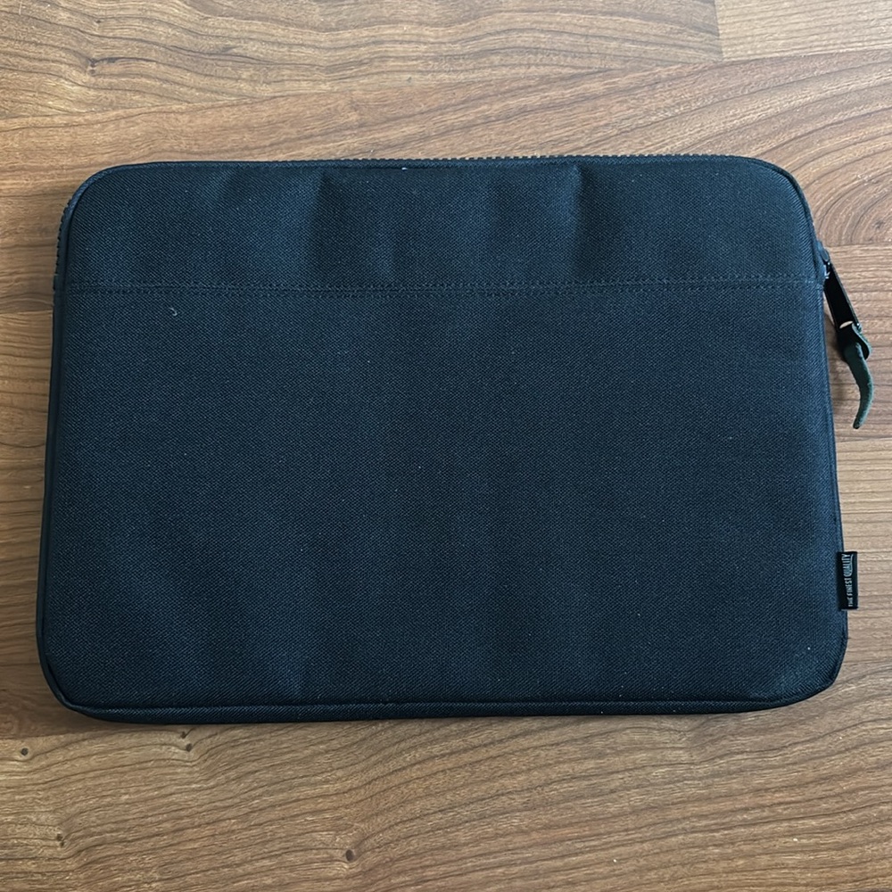Herschel Supply Company Black 14” Sleeve - Picture 2 of 5